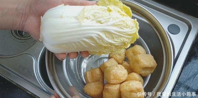 白菜加油豆腐,盖子一盖,既可当菜又可当饭,味美解馋,越吃越香