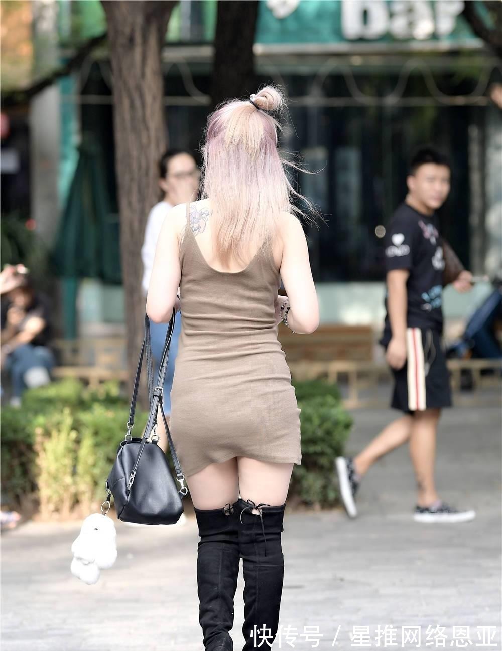 紧身裙|吊带紧身裙搭配黑色过膝长靴，九月份的搭配，有了乱穿衣的味道