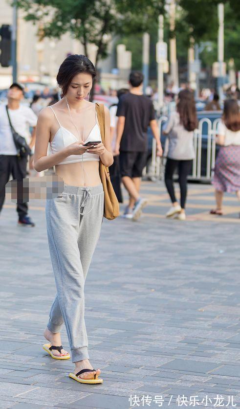 连体裤 小姐姐戴着墨镜,搭配时尚的牛仔短裤,看上去很优雅