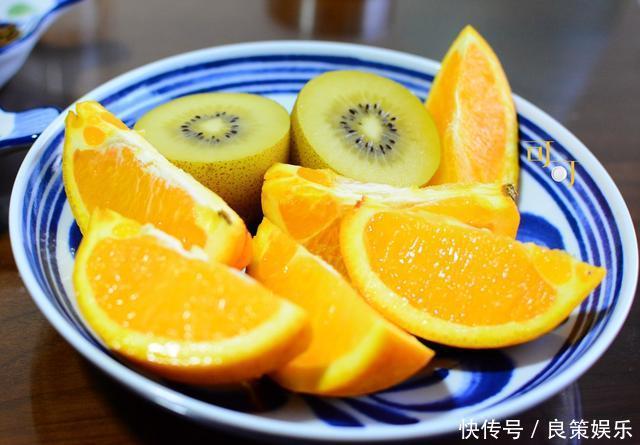 周末的晚餐4个菜都是硬菜，还配上水果饮料，你看吃得如何