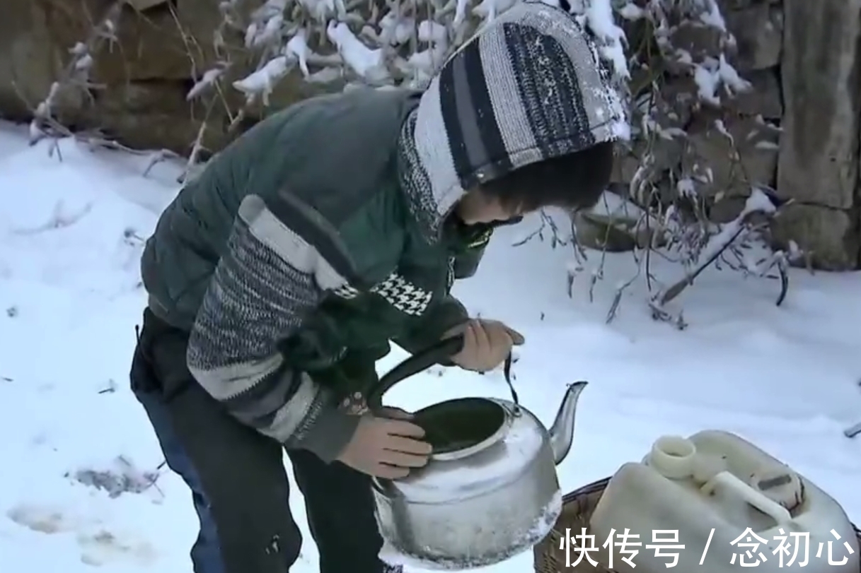 《變形計》養(yǎng)豬少年照顧整個家,豬比自己吃的還好,網(wǎng)友扎心