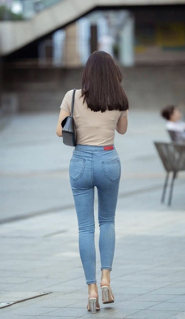 风靡一时的牛仔裤,如今却成了“烂大街”,依旧难掩修身与显瘦!