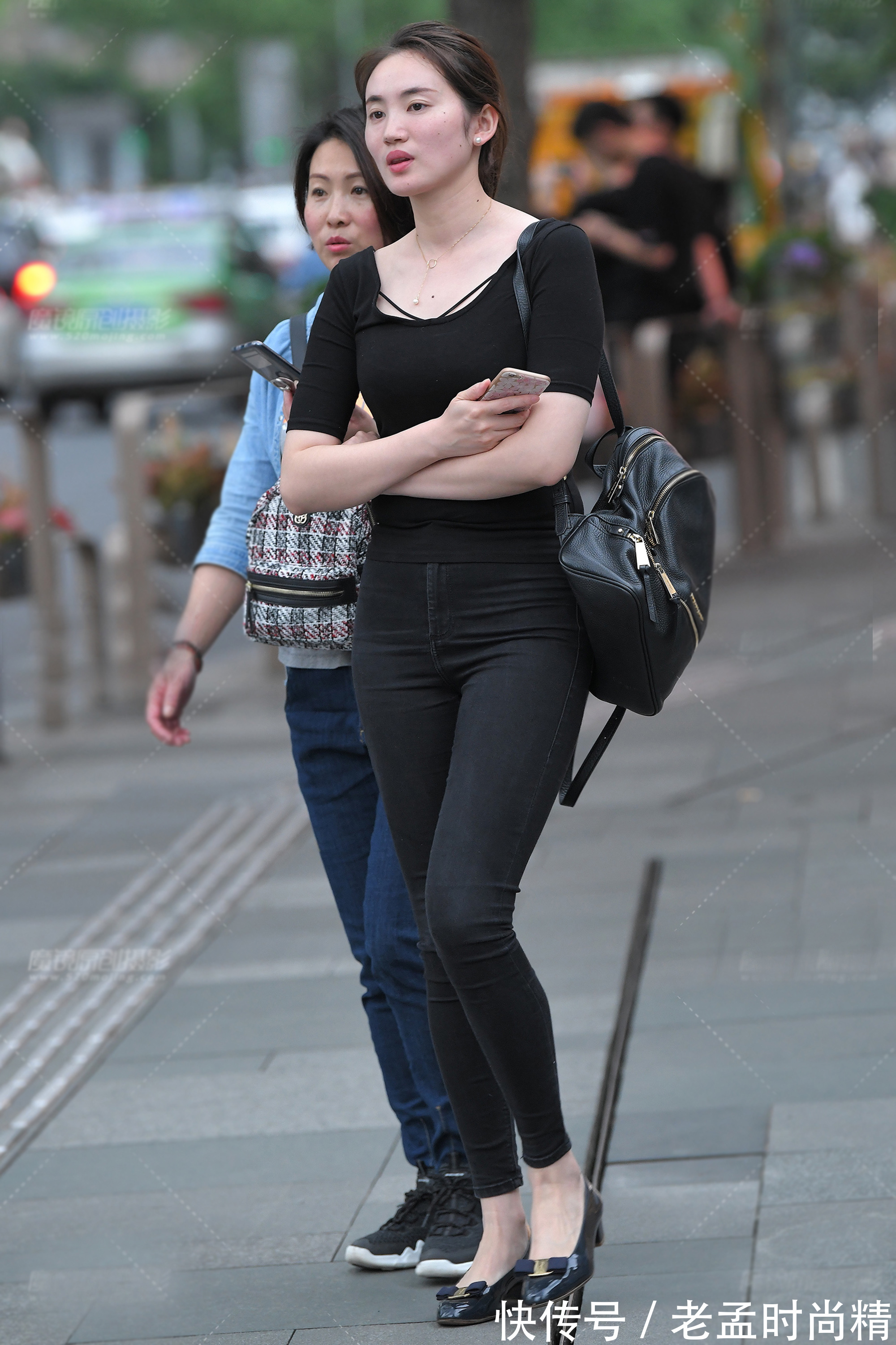 短袖衫|休闲百搭的黑色牛仔裤,穿着简约又显瘦,轻松秀出时尚大方的一面