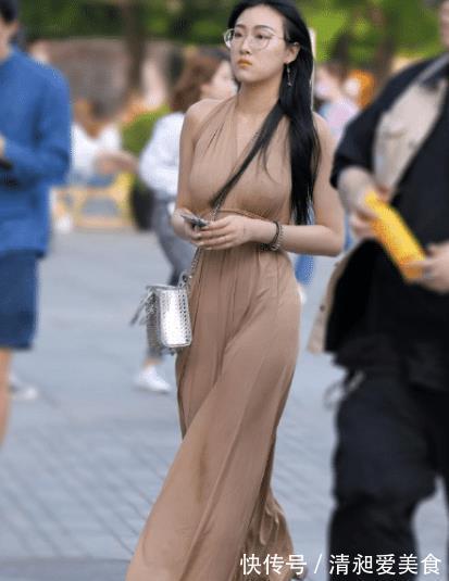 穿搭|棕色挂脖连衣裙，大方优雅，尽显仙女气质，轻松打造1米8大长腿