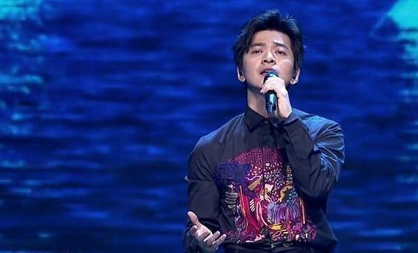 歌手假唱“愈演愈烈”,話(huà)筒拿反不算什么,而他被稱(chēng)“假唱王者”