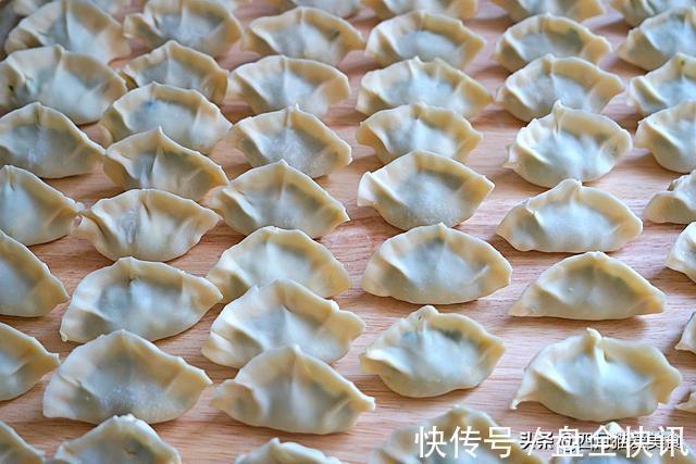 包饺子还是素馅更香,闻着就流口水,吃一次5块钱,给肉都不换