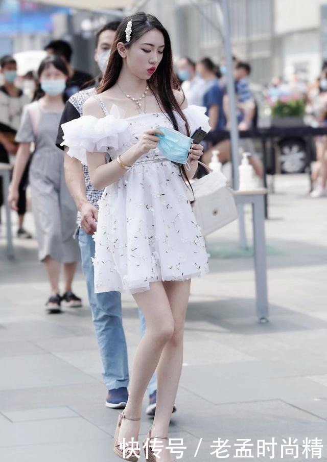 街拍:怎样穿着才优雅,展示气质的女生裙装穿搭,大方好看值得借鉴