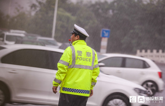 撑起道路安全“保护伞”东营交警风雨中坚守一线|组图| 道路