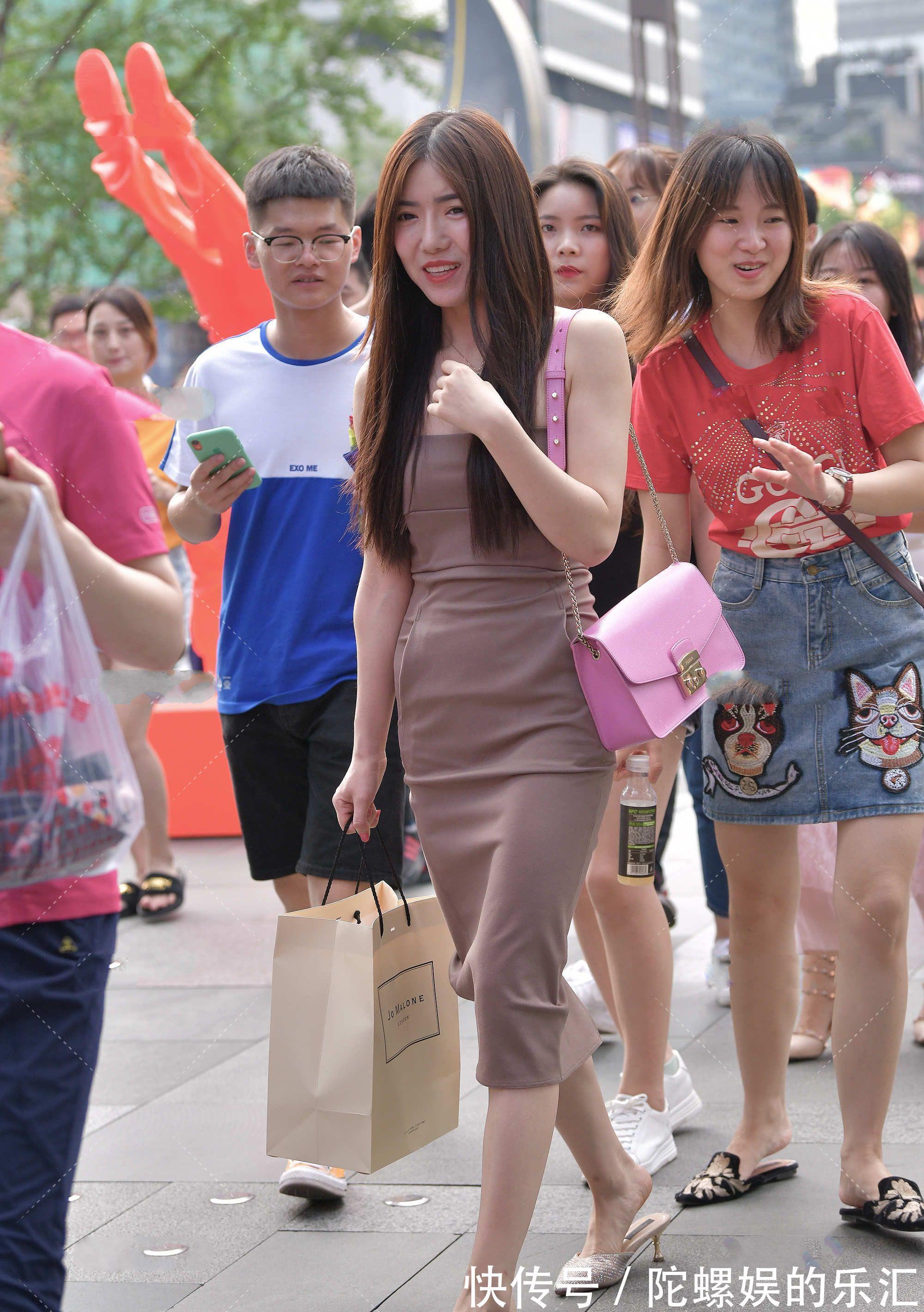 卡其棕|卡其棕修身长裙,一字领设计凸显直角肩,搭配粉色包包更显时尚