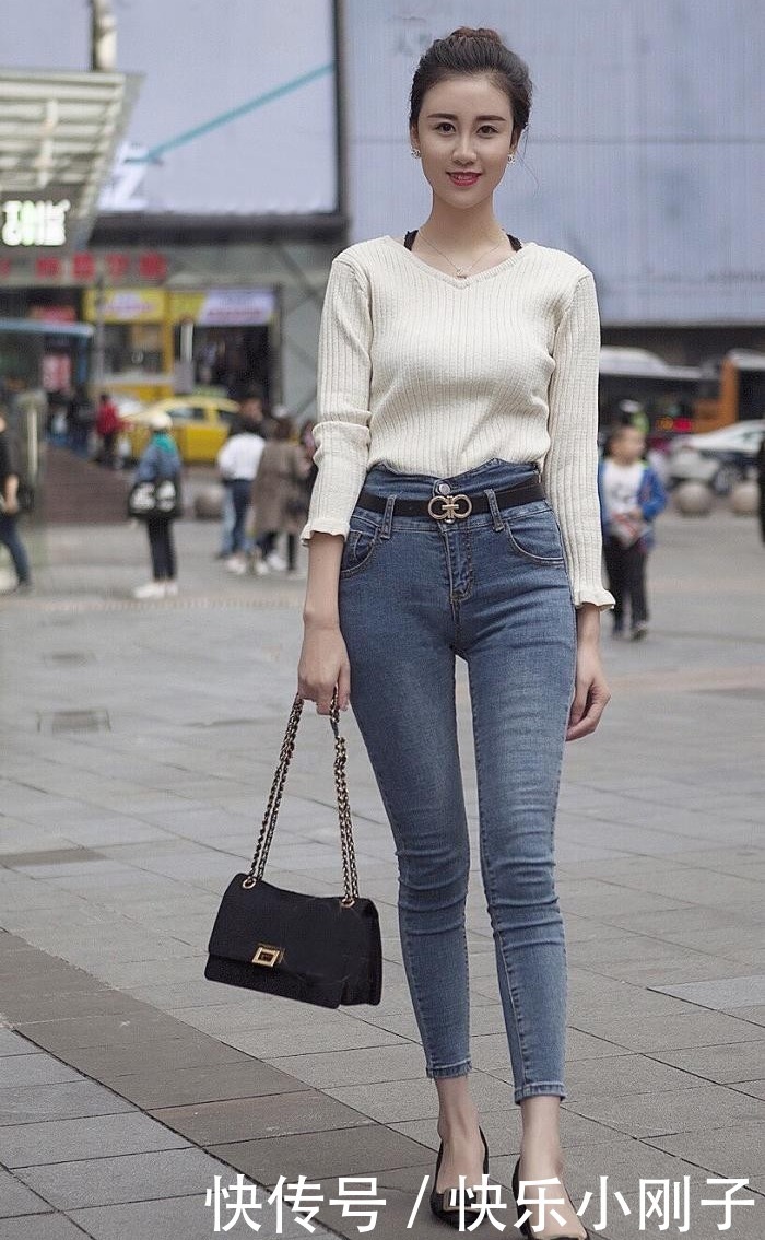 牛仔裤搭配长袖衫的装扮,打造休闲又利落的造型,显得更具青春感