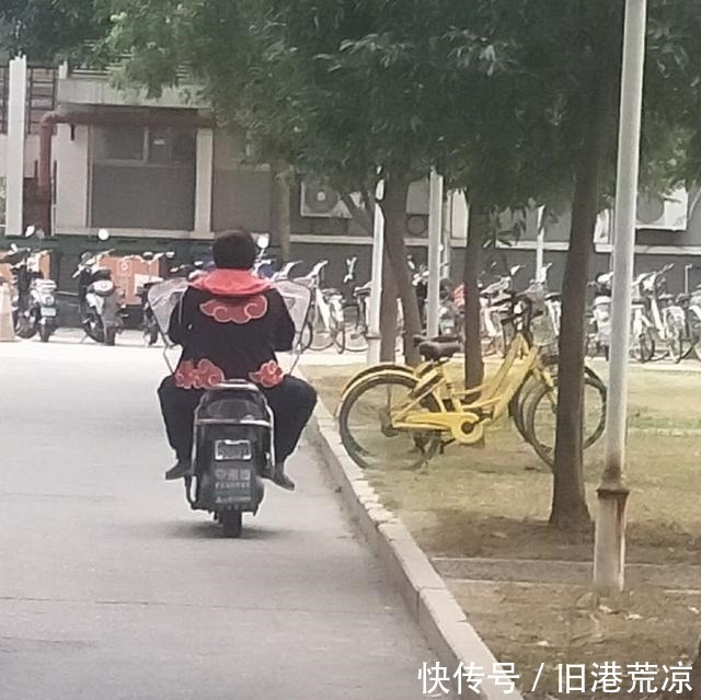 工地有人穿着四代目的衣服，网友吐槽这是火影下岗再就业