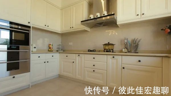 邻居|我家橱柜请师傅安了地脚线,邻居来参观一看,用上50年都不会坏