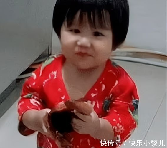 厨房|10岁男孩半夜偷做宵夜,妈妈掐着时间来“混饭”,堪称吃货母子