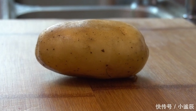 我家土豆从来不炒着吃,简单一做变成小零食,香甜酥脆,全家爱吃