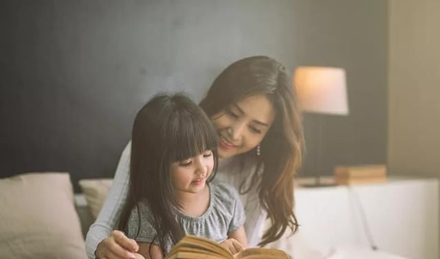 阿姨|12岁小女生路上突遇“初潮”,染红白裤子不自知,路人行为太暖心