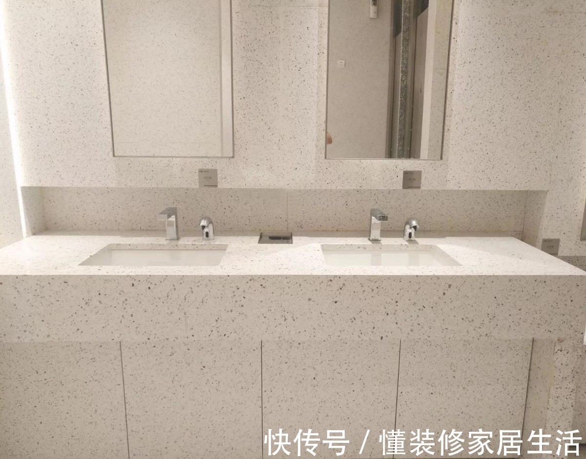 打理|很多人的卫生间都在铺这种“瓷砖”,无缝隙好打理,时尚又耐看