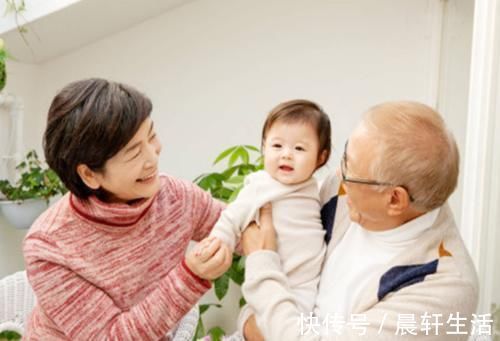 长辈|老人带娃的“三条规则”,获得专家肯定,隔代教育并不差