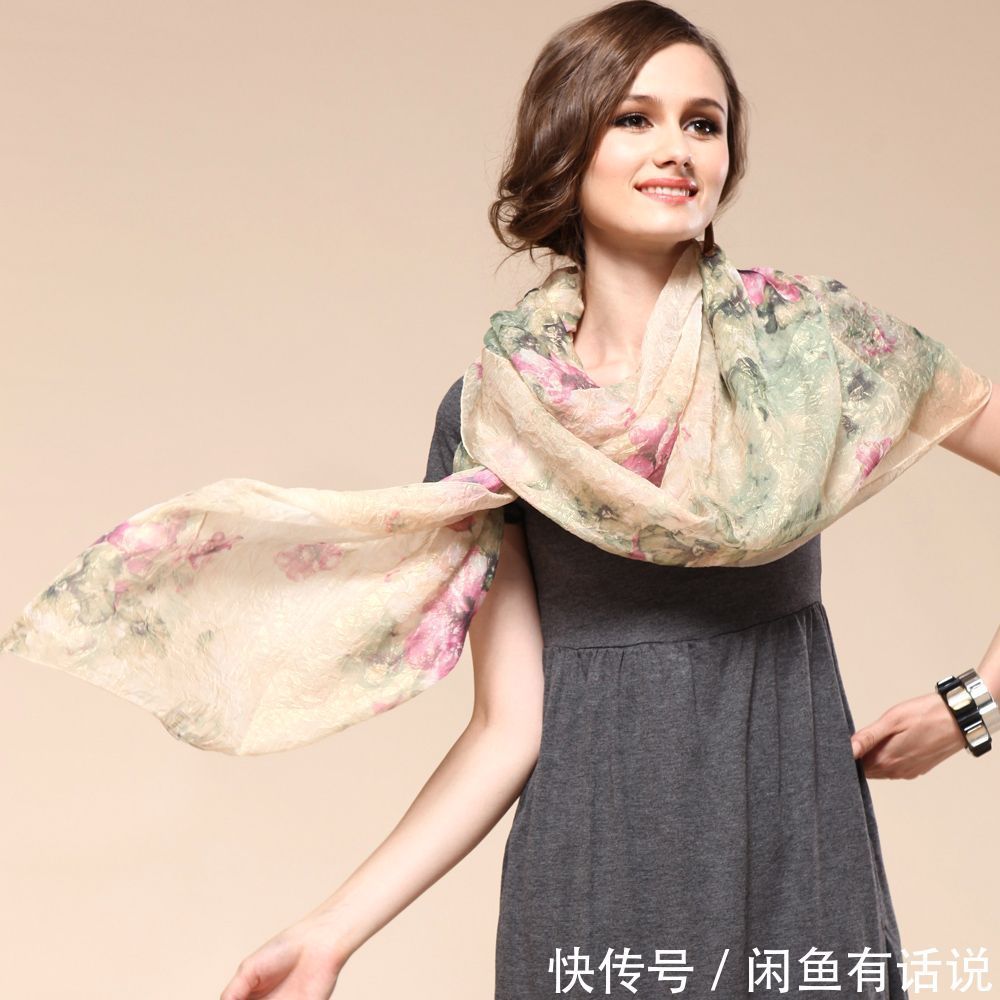 天凉 天凉又见丝巾飞舞,中国大妈当成拍照道具,法国老太却解锁了优雅