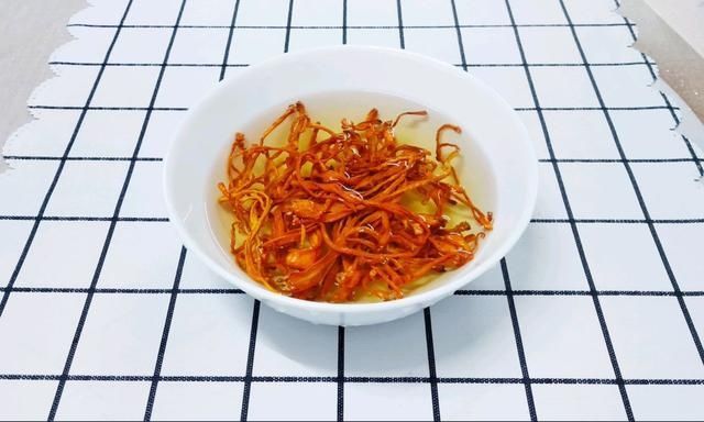 虫草花|炖鸡汤时不要直接炖，记住1个小技巧，多加1步，鸡肉香嫩无腥味