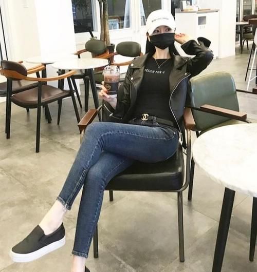 身材|紧身牛仔裤美女，装扮尽显女性柔美气息，美得自然美的出众！