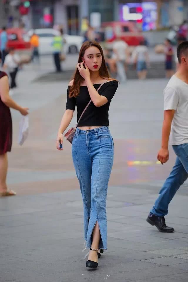 短裙 时尚的靓装美女,精致的黑色短裙修身得体,更加体现优雅气质