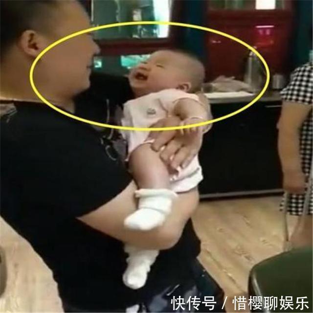笑声|舅舅第一次抱宝宝,宝宝的反应太出人意料,把全家人逗翻天了