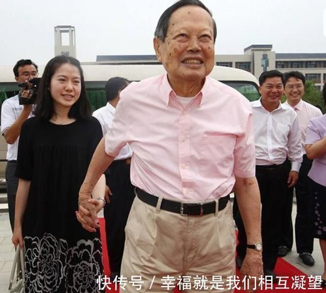 杨振宁!98岁杨振宁带翁帆写书法:提笔舞墨有功底,不愧是世界级大师