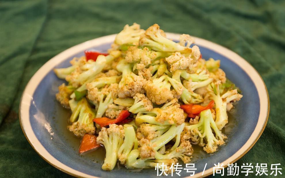 炒花菜,先焯水还是先过油?都不对,教你一招,花菜香脆又入味