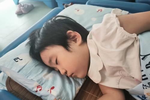 不舒服|宝宝睡觉总是踢被子?可能不是觉得热,三种“不舒服”父母早发现