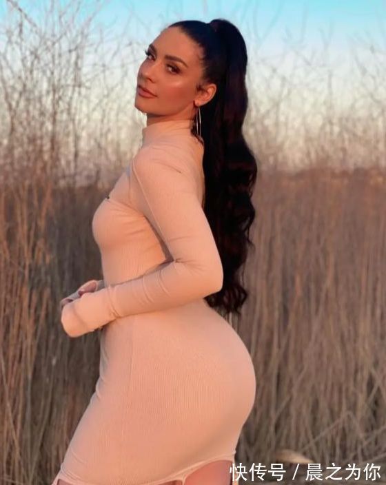 初学者|美国39岁健身模特,曲线完美,凭借出色的沙漏身材,收获大批粉丝