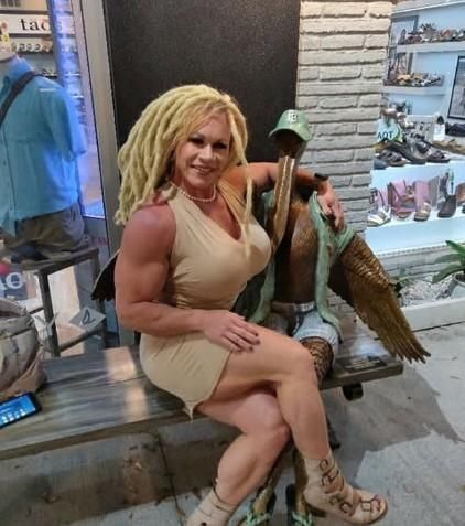 肌肉|她看淡了身材,肌肉再多也能接受,她有坚定不移的目标