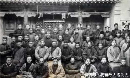 下山|百年前的乱世,真正的道士下山后终于被拍下,各个都是仙风道骨