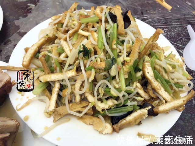 烧鸡|农村330元一桌的宴席，鸡鸭鱼肉都有，利润在哪