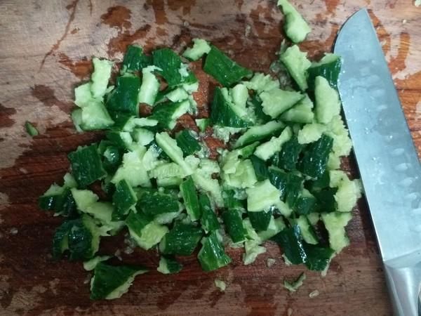 拌黄瓜,这2种调料不要放,10人做8人错,难怪不入味还发苦