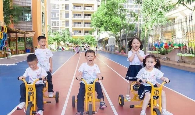老师|幼儿园也有“潜规则”,老师更偏爱这4类孩子,看看你家娃是不是