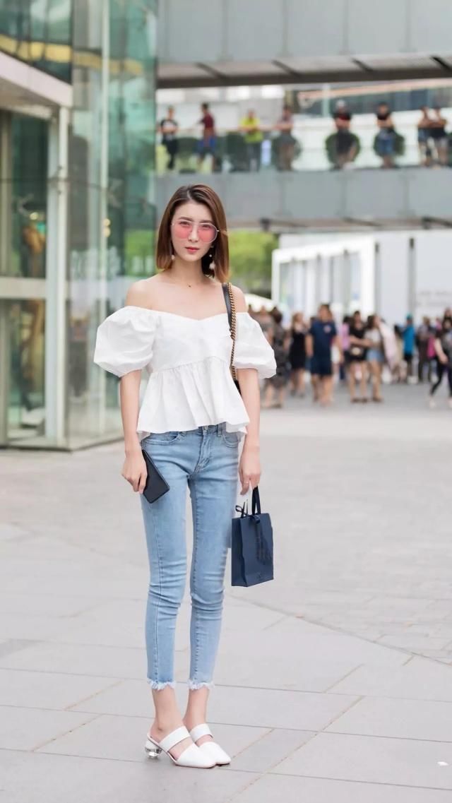 街拍图一颜值很高的小姐姐,背心搭配长裤很时尚,走路带风