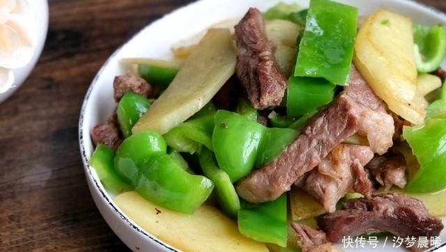 简单|牛排土豆做成家常炒菜,肉香土豆糯,做法简单营养好吃