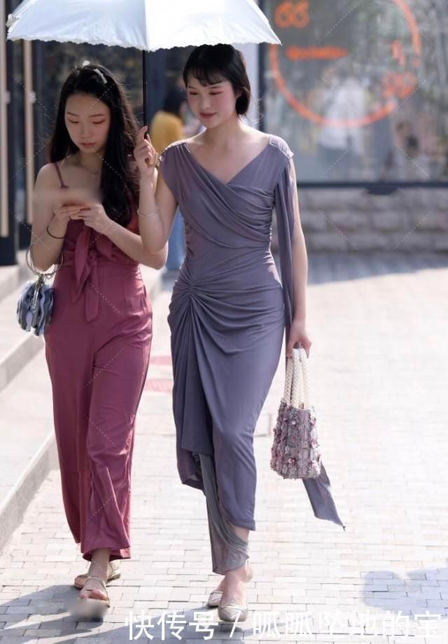 深色|深色连衣裙搭配金色高跟鞋,优雅大方,自信迷人
