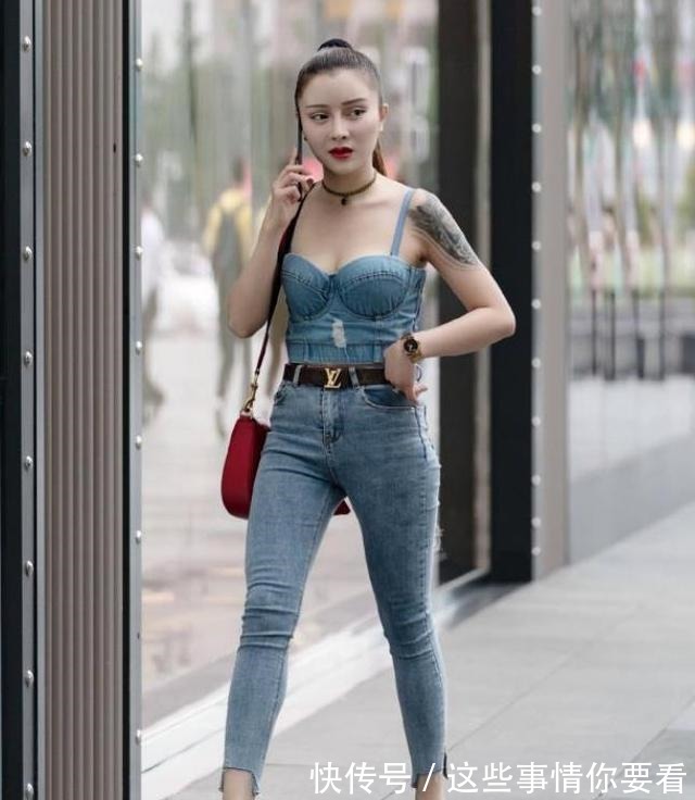 小皮裙 淡蓝色T恤搭配黑色小皮裙,俏皮可爱,貌美如花!