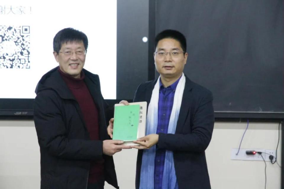 学院|亓宏刚受邀到长江艺术工程职业学院讲授《艺术存在的价值》