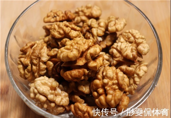 把核桃放锅里蒸一蒸，想不到太厉害了，很多人不知道，省钱又实用