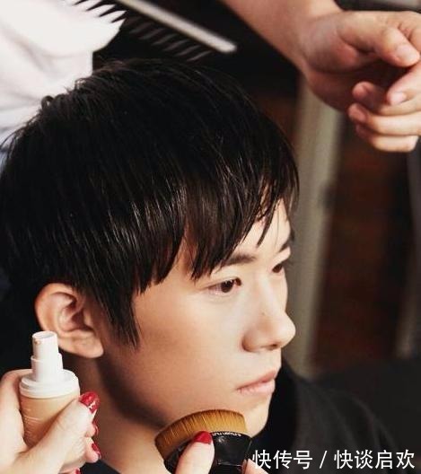 粉底刷|为什么明星化妆从来不卡粉、浮粉?化妆师:上妆工具没选对