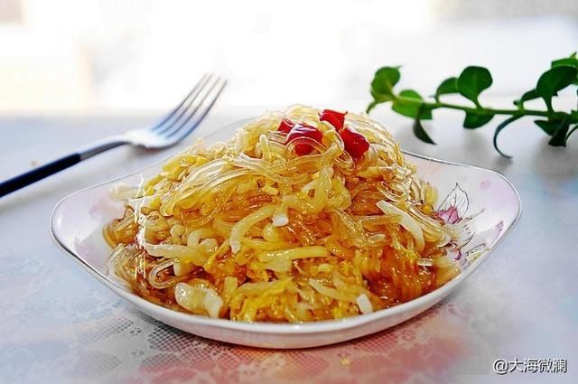 入冬后，家人就馋这菜，简单一炒，酸爽开胃，解酒解腻，贼拉香