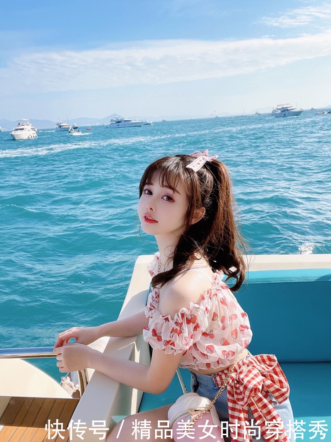 草莓|可爱的超短一字肩草莓上衣搭配蕾丝边牛仔短裤青春时尚美美哒