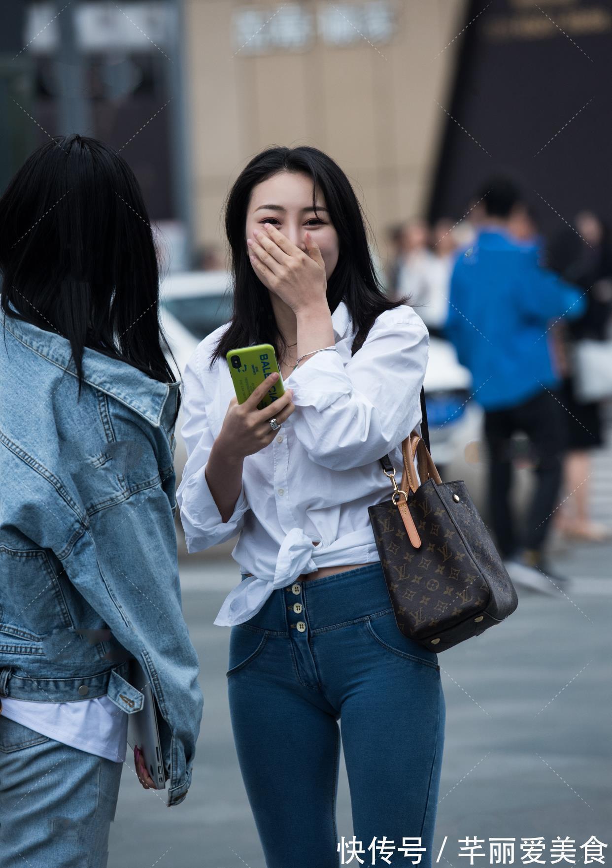 单品 百搭衬衫搭配牛仔裤,简约随性又舒服,尽显知性美感