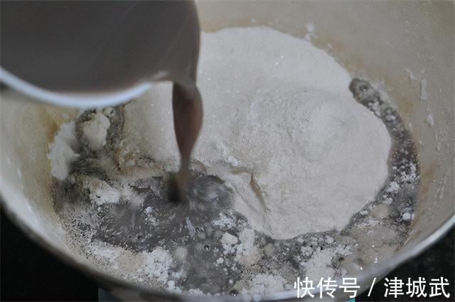 儿子爱上这早餐，粉粉糯糯特松软，10分钟连碗端上桌，好吃！