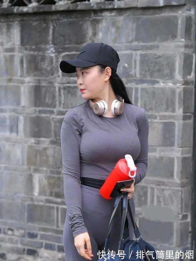 女神 明亮耀眼的打底裤穿出优雅高级感，展现满满的女神气质，活力四射！