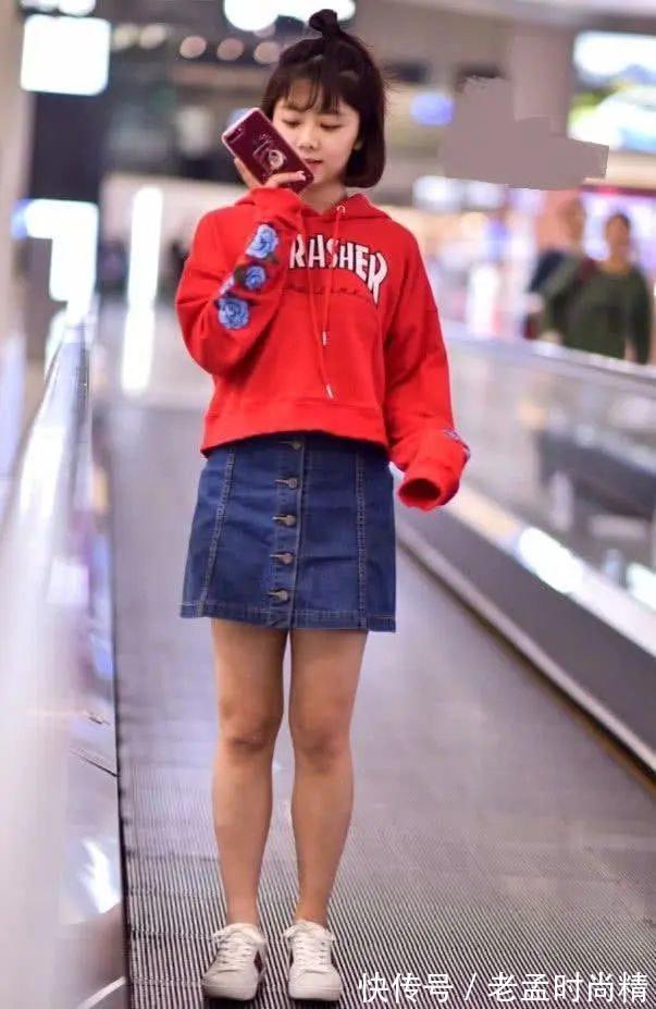 牛仔|她的少女感“绝”了,红色卫衣配牛仔半身裙,甜成邻家小妹