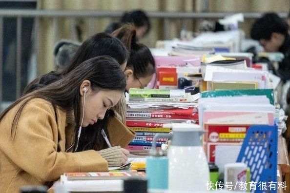 开黑|期末大学生都是怎样的状态？学霸早出晚归，学渣组队开黑