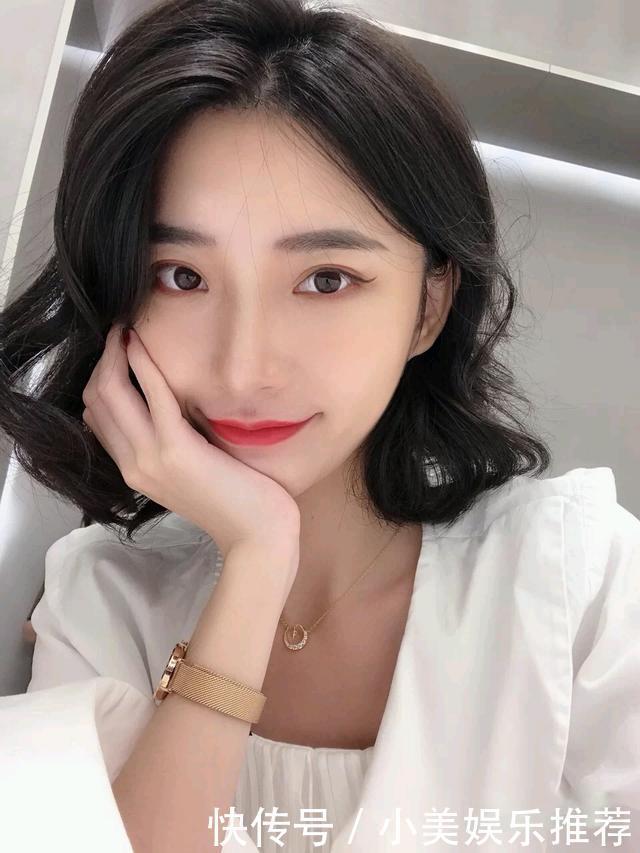 秋冬和“卷发”更配，不仅有女人味，还很显脸小
